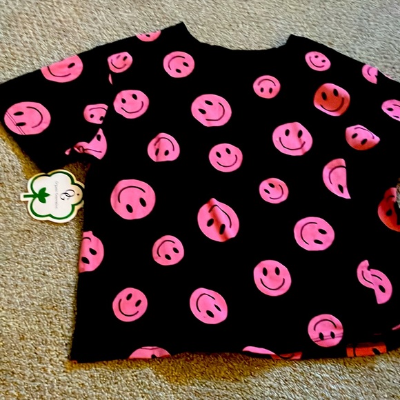 Preppy tee with smiley faces 💖💖💖 - Picture 2 of 3